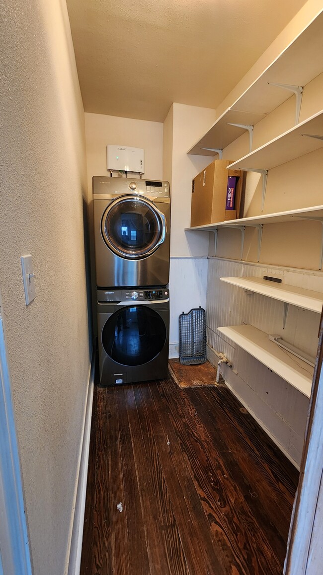 Building Photo - 946 W Gramercy Pl