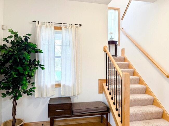 Foto del edificio - Rare Stonehedge 5-Bedroom Two-Story Home!