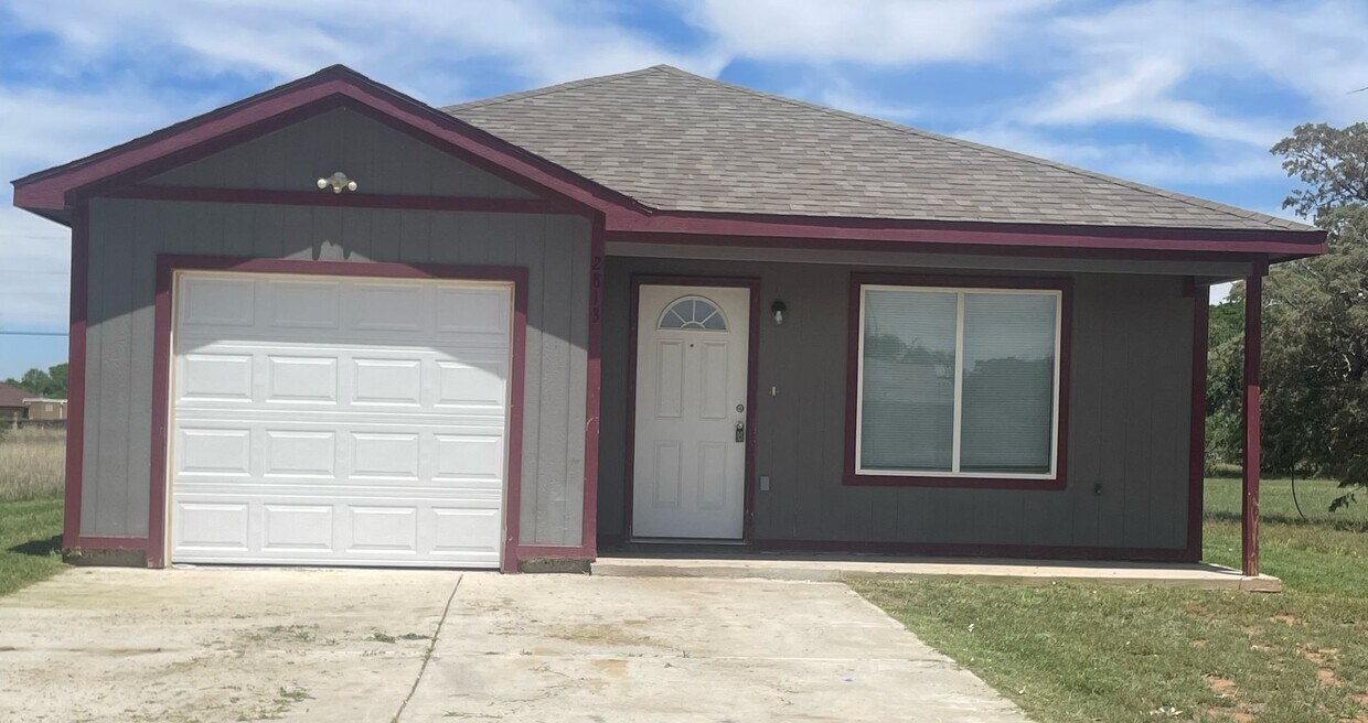 Foto principal - Fenced Backyard-Garage *sec 8 approved*
