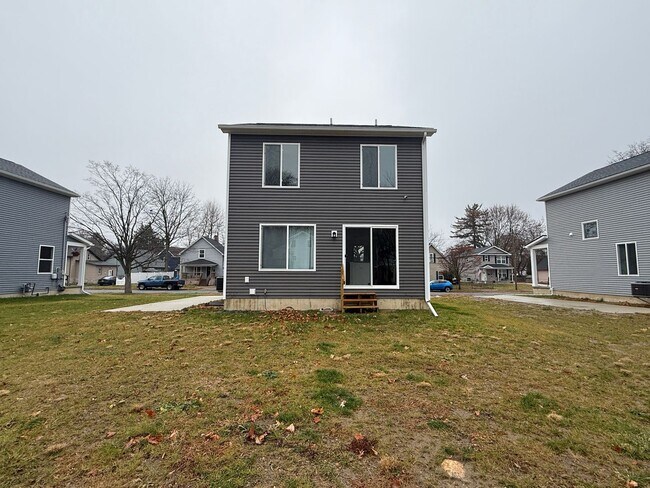 Building Photo - Modern 3-Bedroom Home with 1.5 Baths