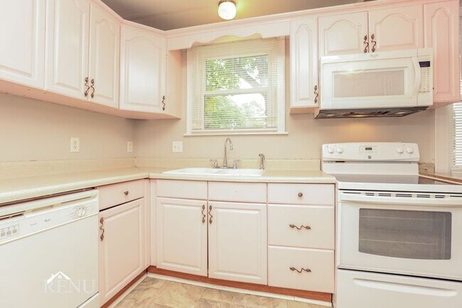 Building Photo - 1717 Stewart Pl