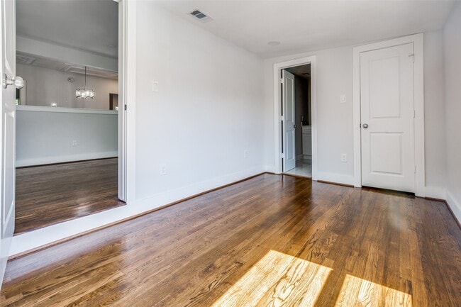 Foto del edificio - 2221 Rosewood St