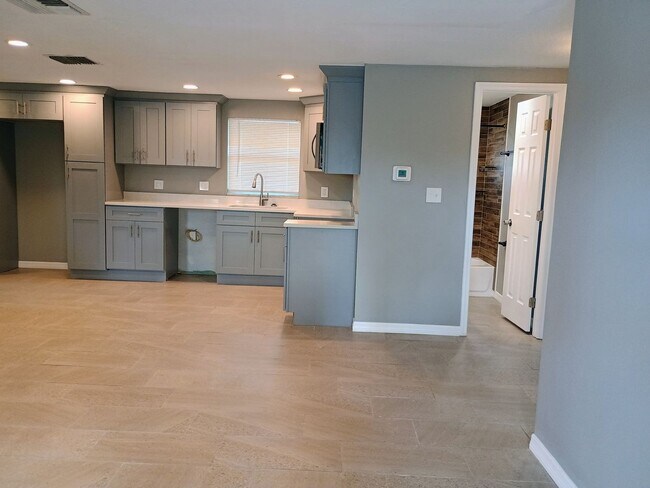 Foto del edificio - 6737 Udell Ln