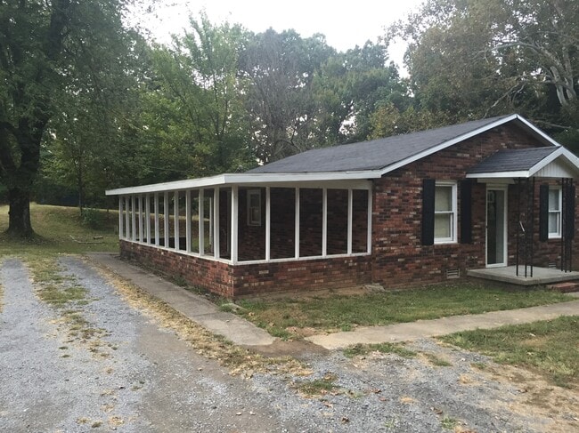 Building Photo - 809 River Rd