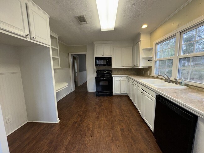 Foto del edificio - 1081 S Church St