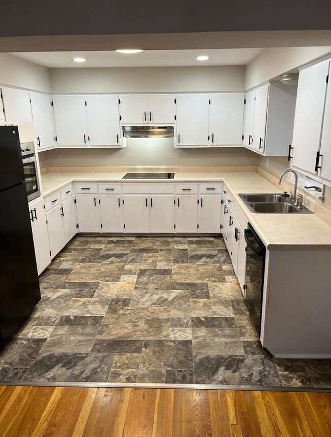 Building Photo - Spacious 4 Bed 1.5 Bath House