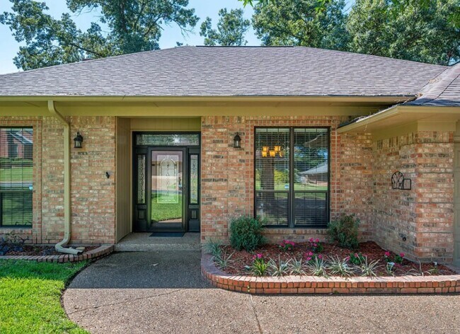 Foto del edificio - 714 Cedar Creek Dr