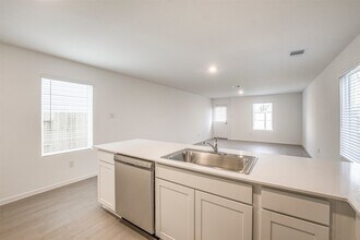Building Photo - 919 Pertuso Ln