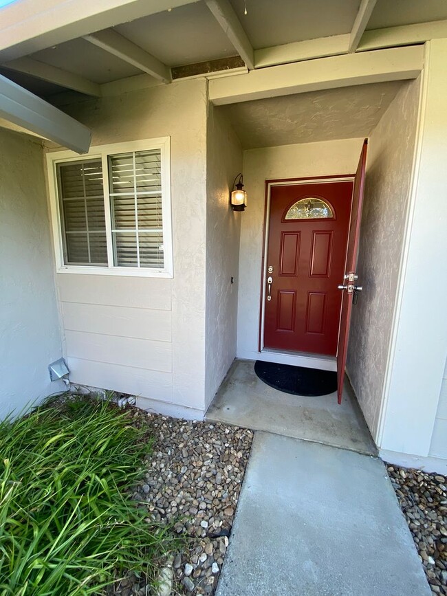 Building Photo - AVAILABLE NOW!!  Cute 2 bed/ 1 bath nestle...