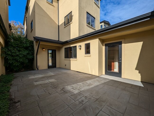 Building Photo - Spacious 2-Bedroom, 2.5-Bath Home With 240...