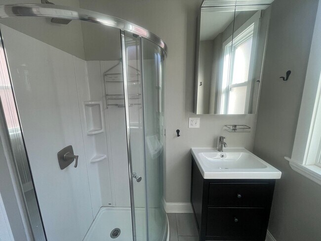 Foto del edificio - Two unit building with shared laundry and entryway