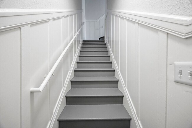 Building Photo - Stunning 2-Bed, 1-Bath Upper Unit in Longf...