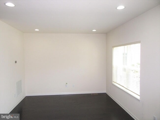 Building Photo - 220 Jenny Dr