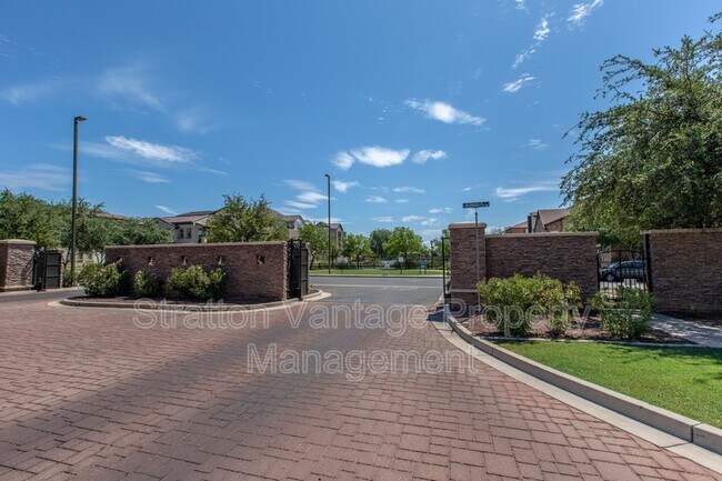 Building Photo - 2724 S Voyager Dr