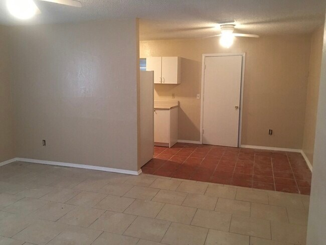 Building Photo - 902 W Jackson St