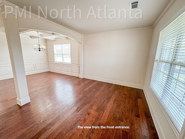 Building Photo - Large 5-Bedroom Home