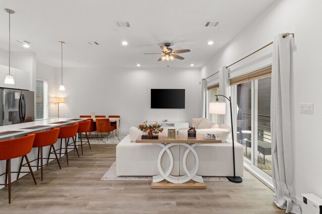 Building Photo - 517 Schweikhardt St