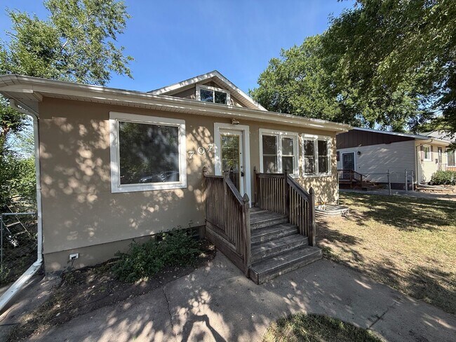 Building Photo - House- NW