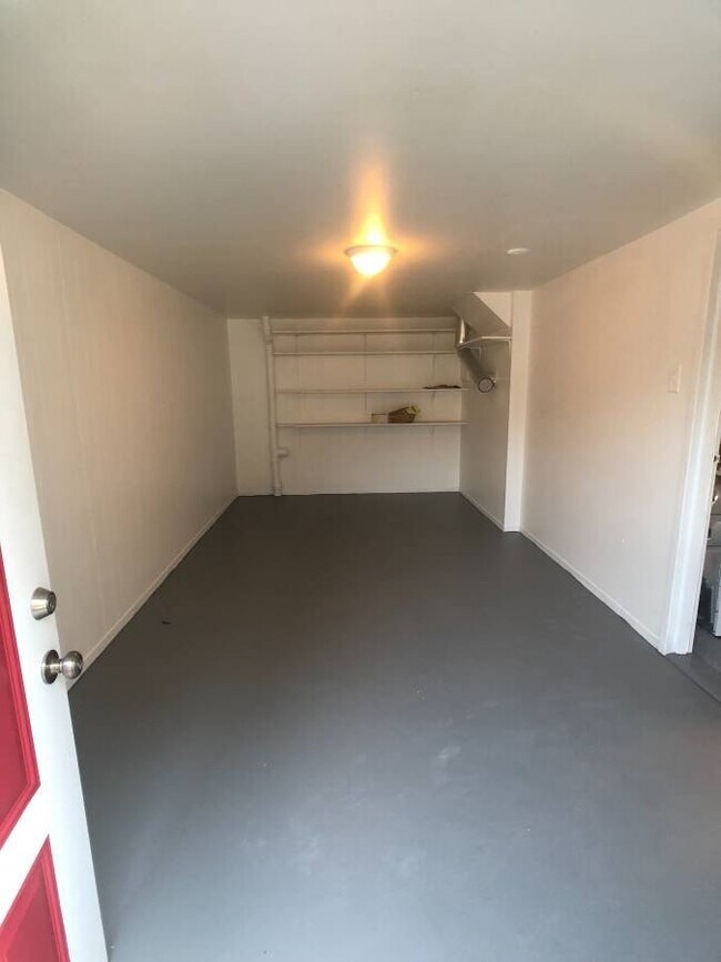 Foto del edificio - Newer & Modern 3 Bed., 1.5 Bath Home w/W/D...