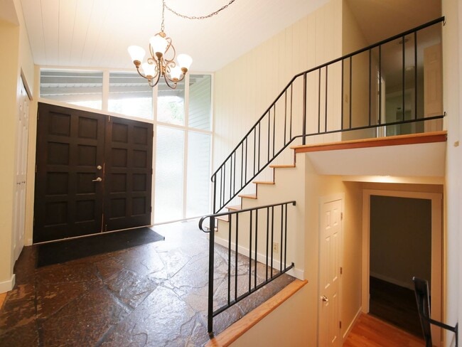 Building Photo - 3 Bed and 3 Bath Plus Office Private Singl...