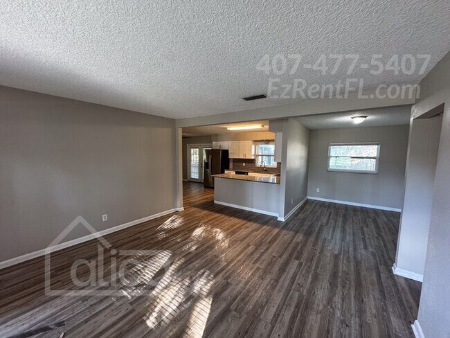 Foto del edificio - 5915 Renault Dr W