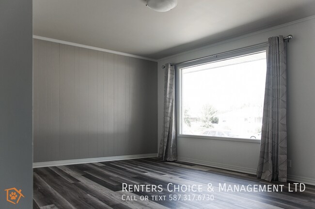 Building Photo - Dog Friendly Main Floor Suite with Fenced Yard & Driveway Parking