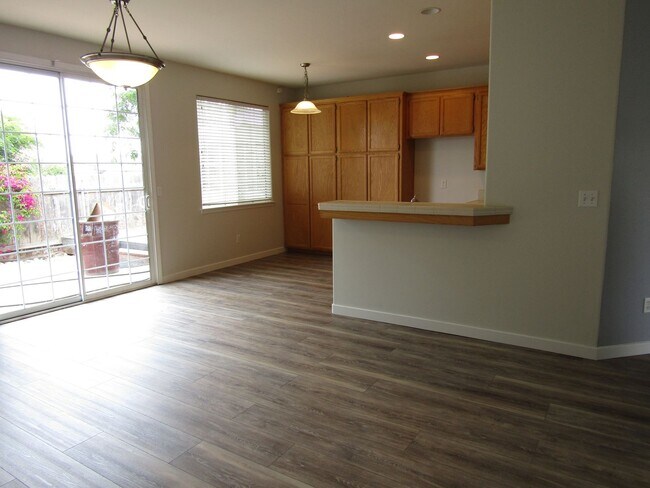 Foto del edificio - Gorgeous 4 Bed, 2 Bath Home with Large Garage and Fenced Backyard