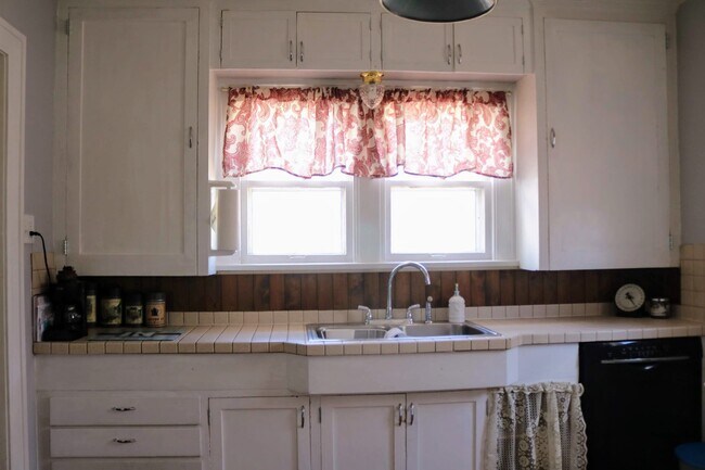 Cocina - 609 Randall Ave