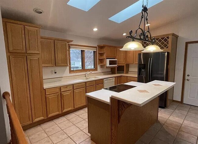 Building Photo - ELEGANT OAKSIDE HOME
