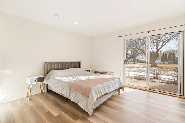 Foto del edificio - Oasis Manor - Senior Housing Apartments