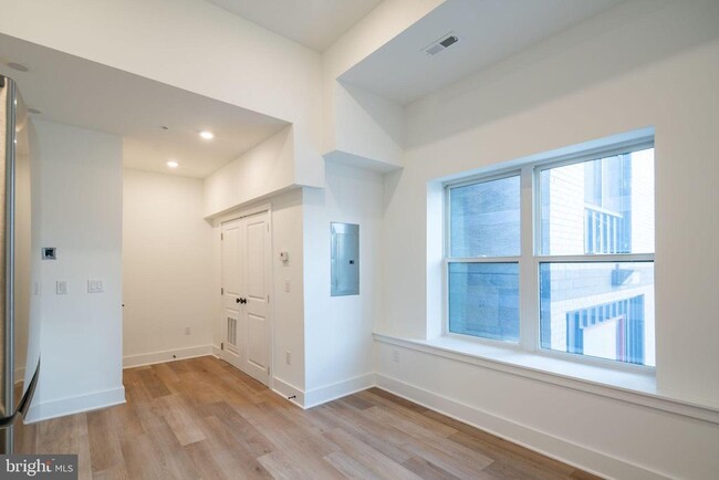 Building Photo - 1513 W Girard Ave