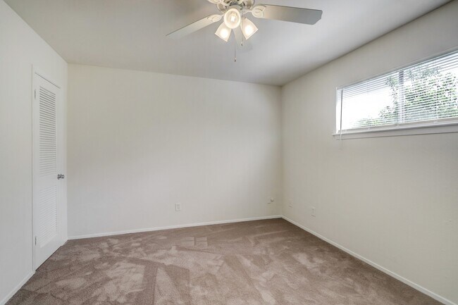 Foto del edificio - 3407 Graustark St