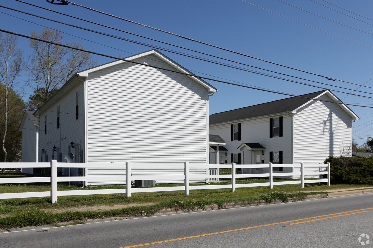 Building Photo - 811-829 E Lizzie St