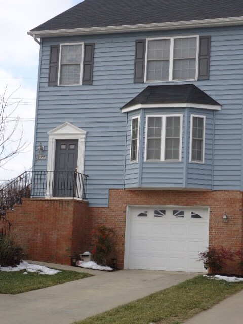Foto del edificio - 2051 Stoneleigh Dr