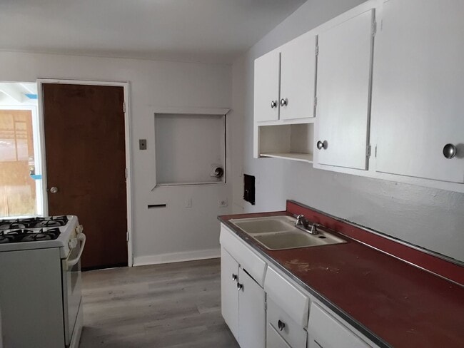 Foto del edificio - New Paint & New laminate flooring throughout home!!