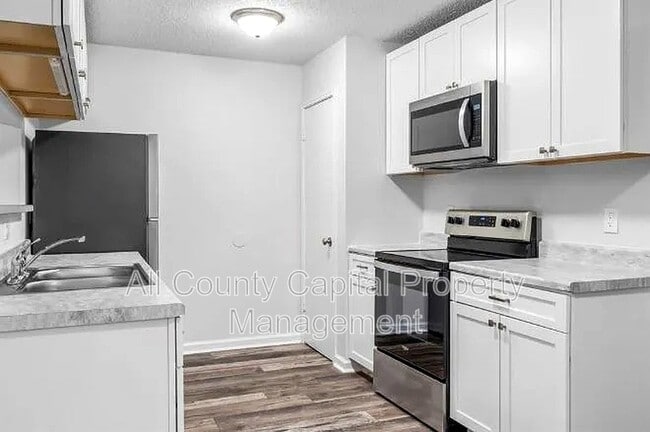 Building Photo - 13305 Waverly Ct