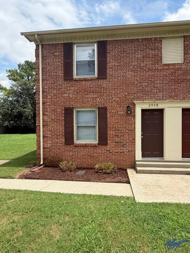 Foto del edificio - 2558 Oak Hill Dr