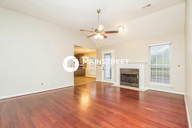 Building Photo - 3 Bedroom Pet-Friendly Home in Nashville, TN with Main Street Renewal