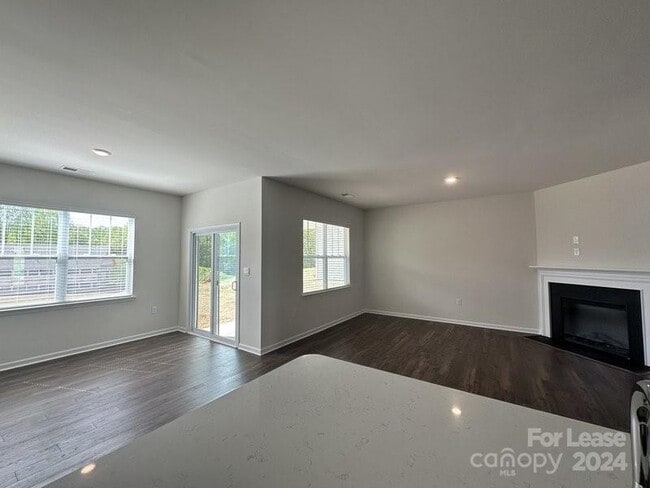Building Photo - 211 Dogwood St