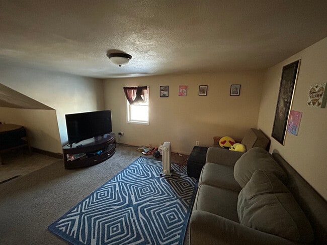 Building Photo - 1897 1/2 E Newberry St