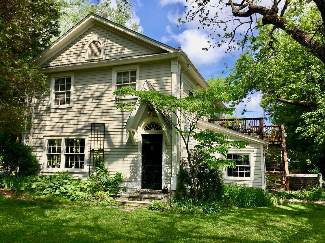 Carriage House - 2125 Cave Spring Pl