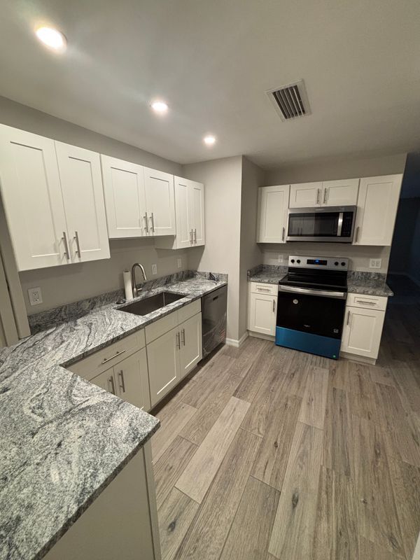 Foto principal - 3700 Lewis Dr
