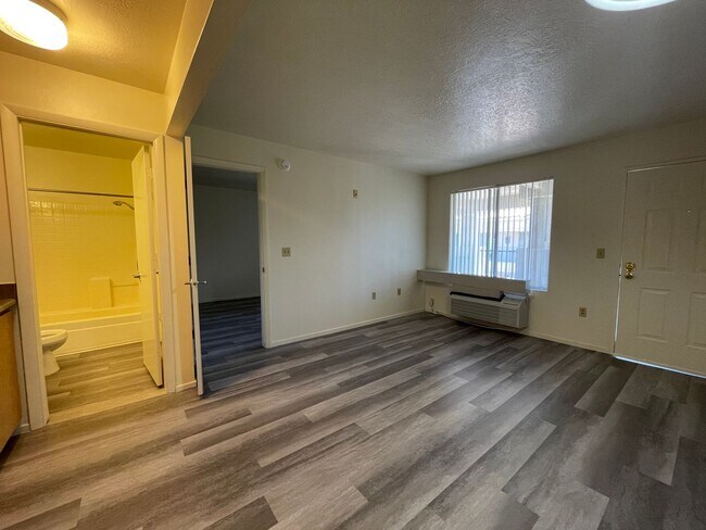 Foto del edificio - Smokey Lanes - Condo Application Pending