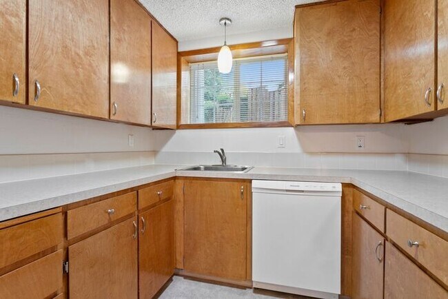 Foto del edificio - Large 2 bed 1.5bath townhouse!!! WATER SEW...