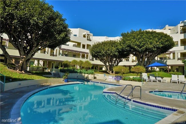 Building Photo - 2 br, 2 bath Condo - 520 The Village Unit 313