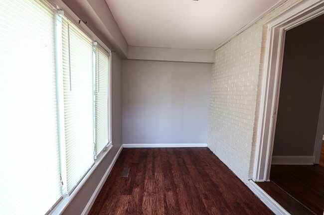 Foto del edificio - Large 1 Bedroom with fenced yard and garage