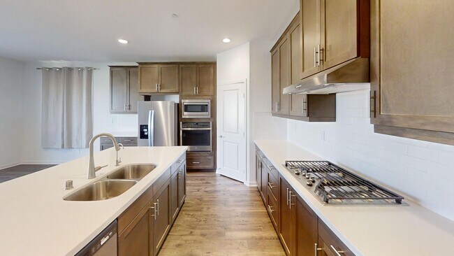 Foto del edificio - **Newer Built Resort style gated community...
