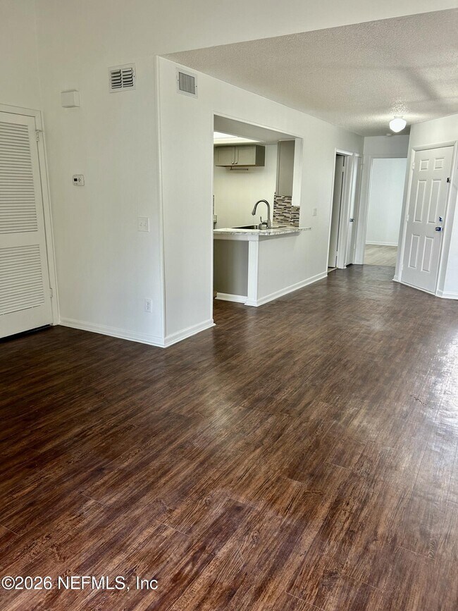 Foto del edificio - 8357 Century Point Dr N