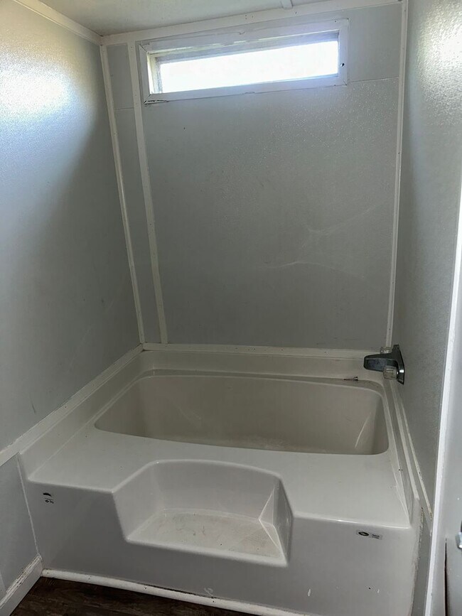 Building Photo - 3 bedroom 2 bath