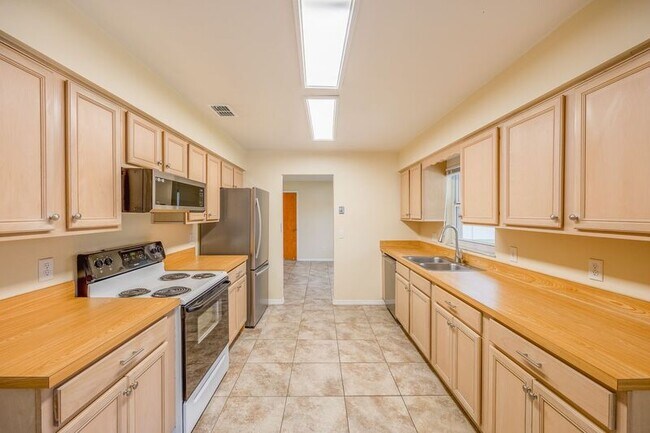 Building Photo - 1036 Manchester Cir